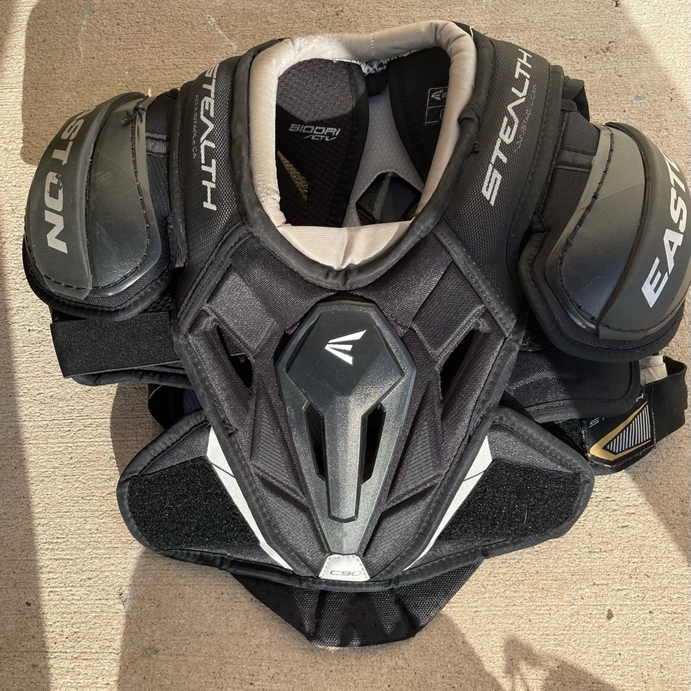 Boys Easton shoulder pads for hockey szJr Medium